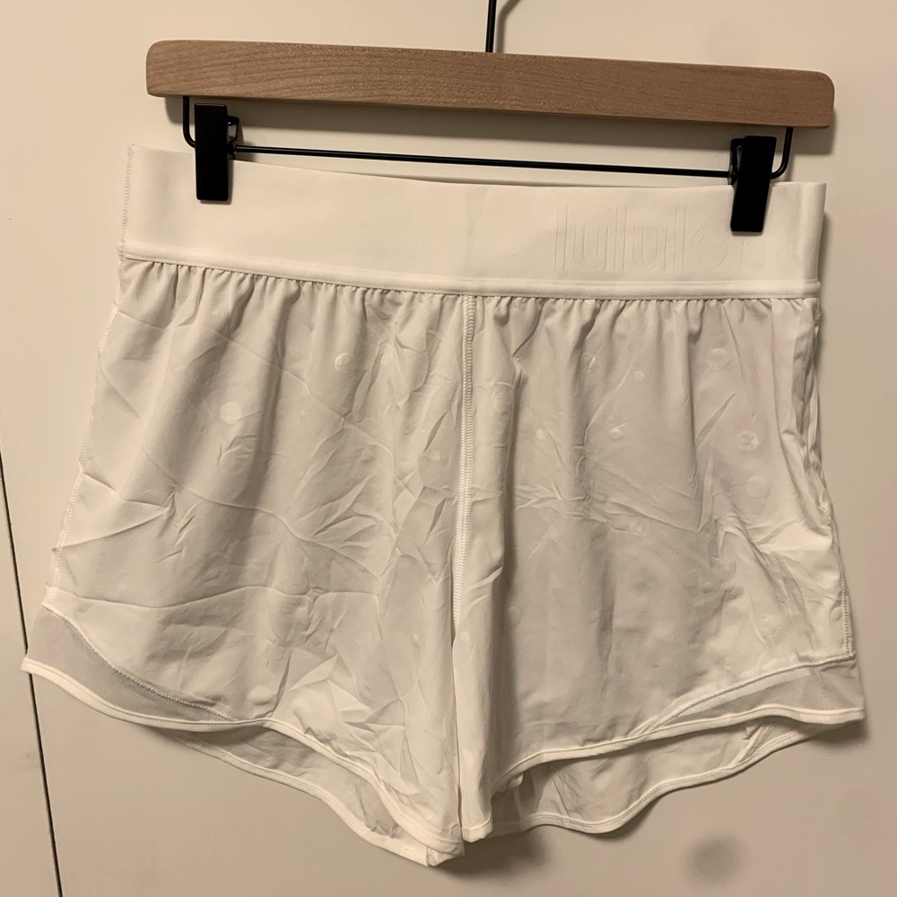 Lululemon Hotty Hot Shorts Size 8 White Logo